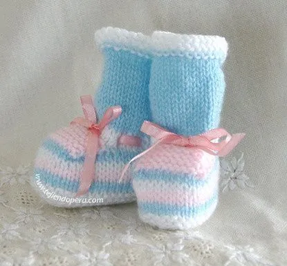 Cómo tejer zapatitos en varios colores de lana para bebes recién ... Cómo tejer zapatitos en varios colores de lana para bebes recién ...