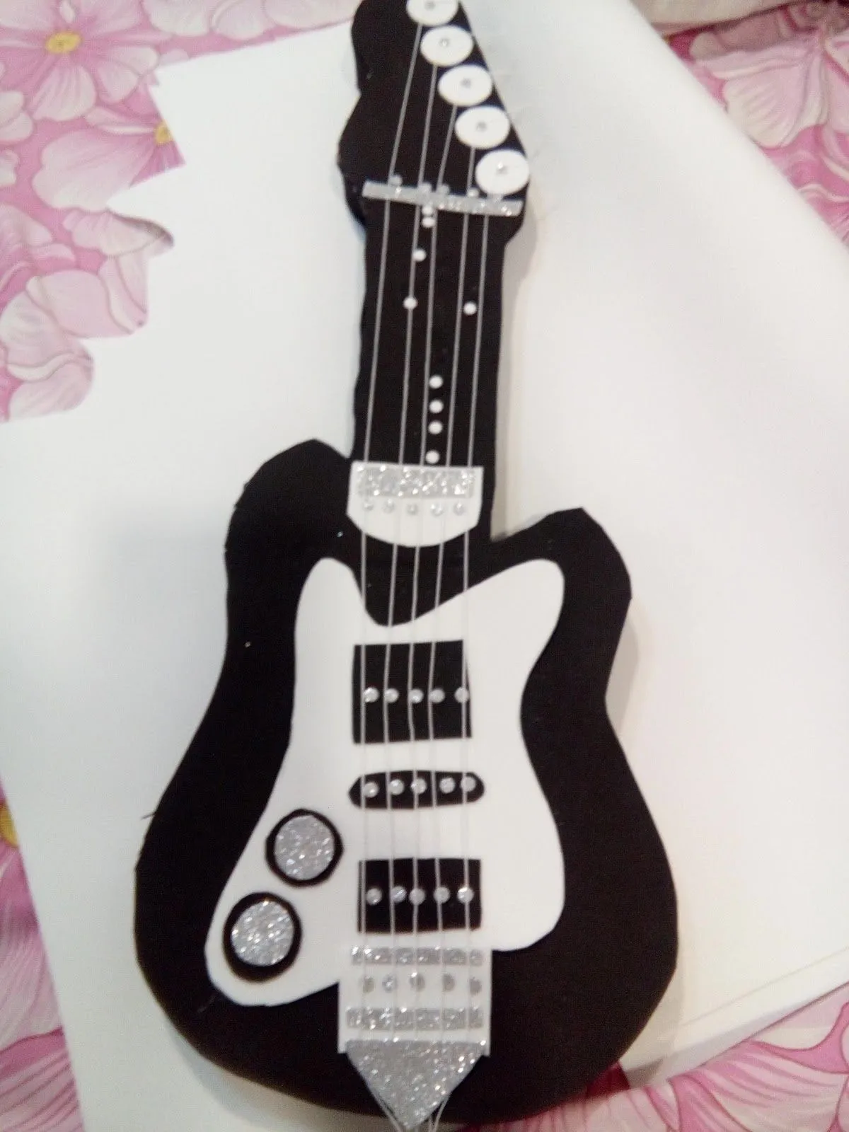 mis teji2 manualidades y reciclado.: una guitarra con carton y con fomy o goma eva mis teji2 manualidades y reciclado.: una guitarra con carton y con fomy o goma eva