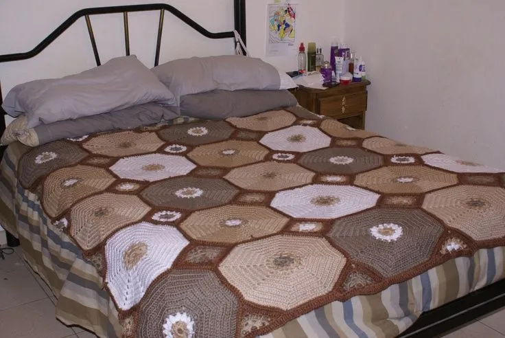 Colcha tejida al crochet en tonos beiges con grandes octogonos y ... Colcha tejida al crochet en tonos beiges con grandes octogonos y ...