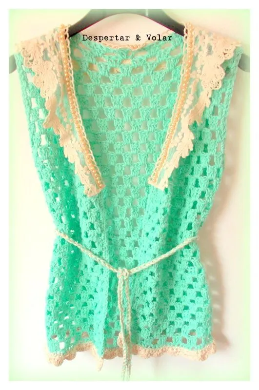 chaleco tejido al crochet, con cuello de broderie y bordados en ...