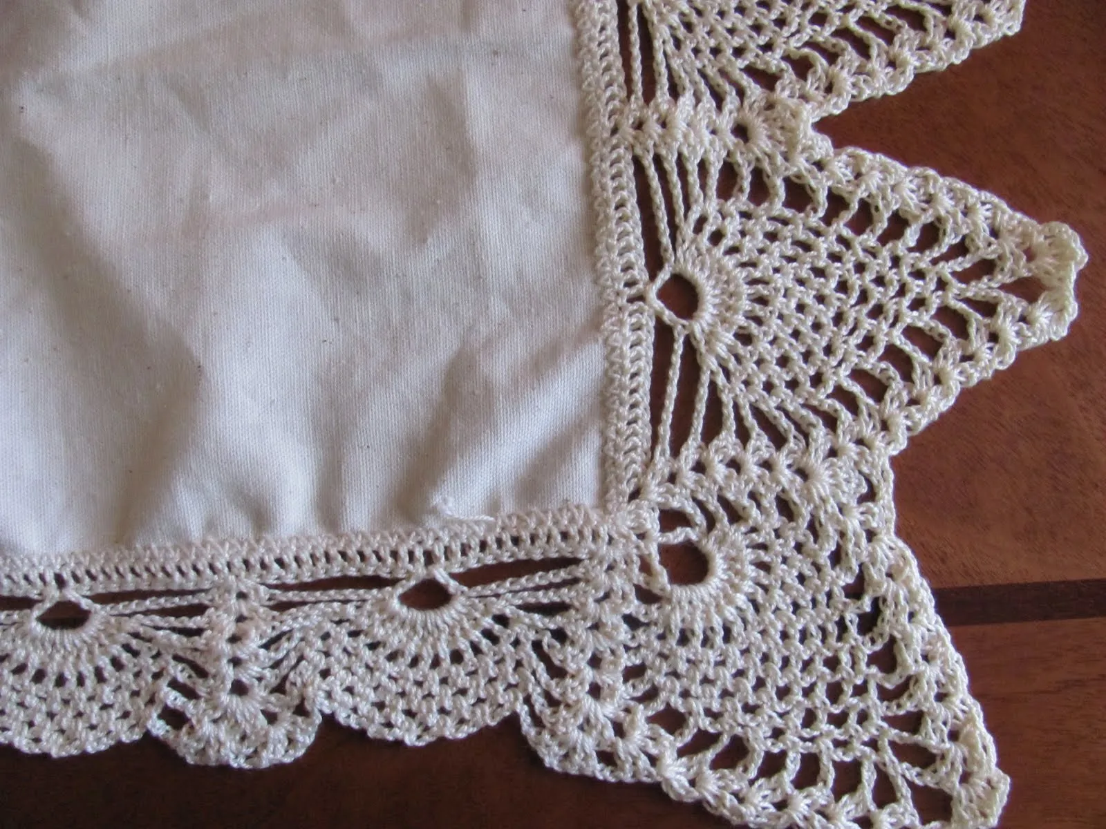 ... realizado en tela ,mas las orillas tejidas a crochet en punto piña ... realizado en tela ,mas las orillas tejidas a crochet en punto piña
