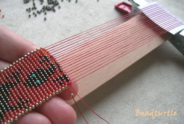 Como hacer un Telar para Pulseras con una Regla - enrHedando Como hacer un Telar para Pulseras con una Regla - enrHedando
