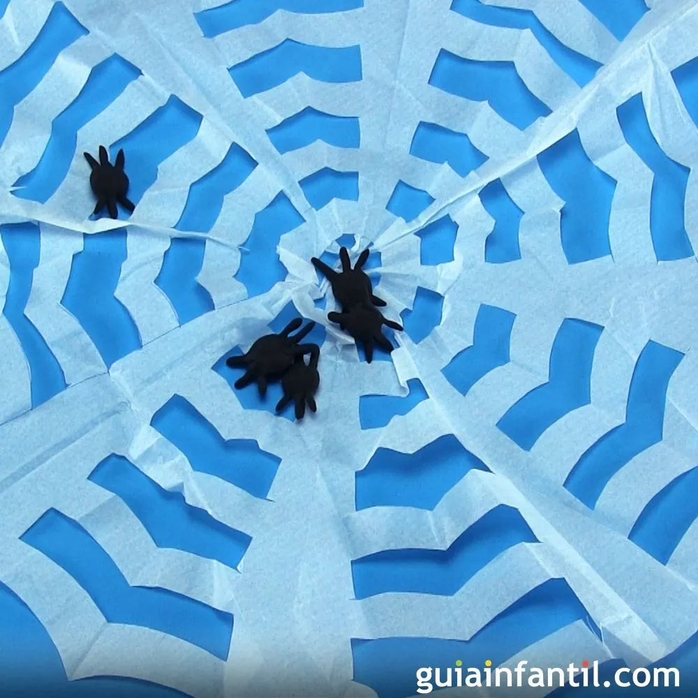 Telaraña de papel de seda. Manualidad de halloween para niños Telaraña de papel de seda. Manualidad de halloween para niños