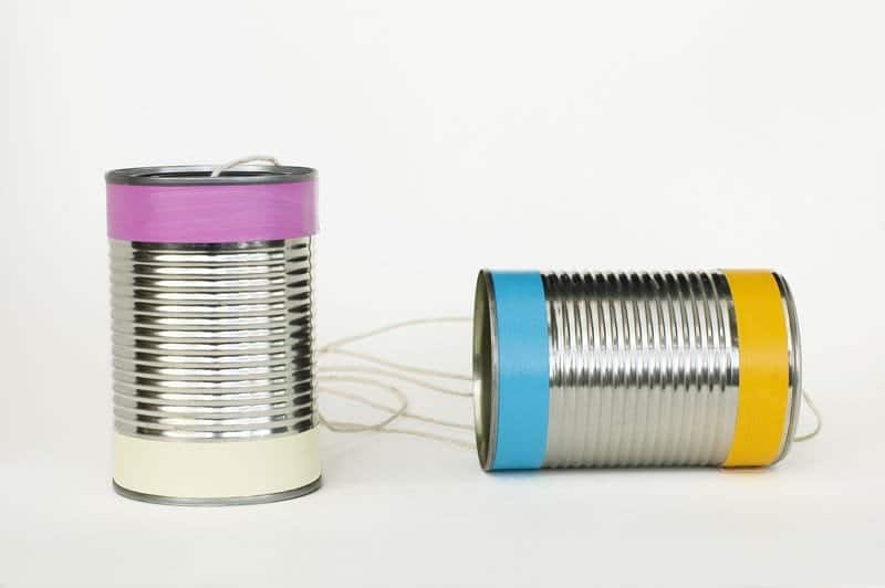 Cómo hacer un teléfono de juguete con latas Cómo hacer un teléfono de juguete con latas