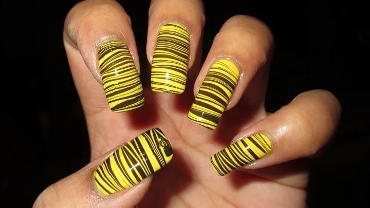 Lo nueva tendencia para el verano 2015/2016 son las uñas rayadas ...