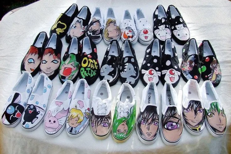 Tenis decorados con distintos animes.//Tennis decorated with ...