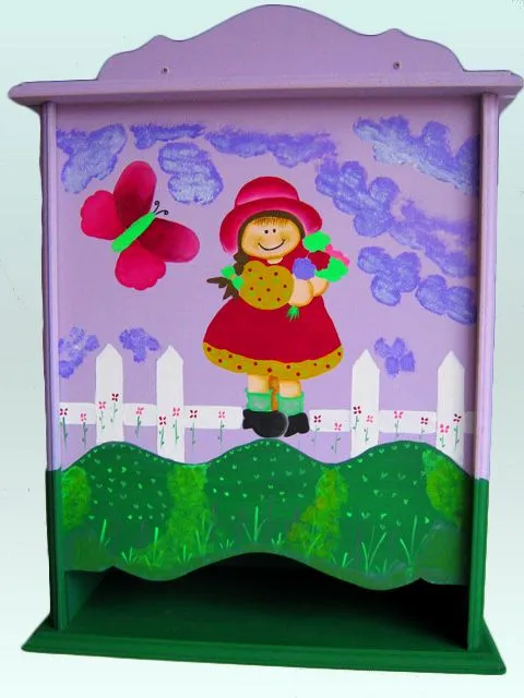 TereArte | Pañalera de madera decorada con muñeca y flores TereArte | Pañalera de madera decorada con muñeca y flores