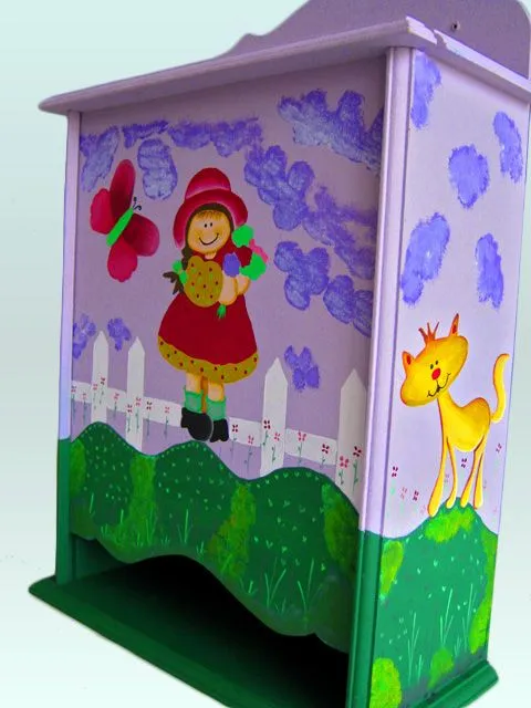 TereArte | Pañalera de madera decorada con muñeca y flores TereArte | Pañalera de madera decorada con muñeca y flores