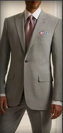 Terno en gris claro, con moderna combinación con rosado y Terno en gris claro, con moderna combinación con rosado y