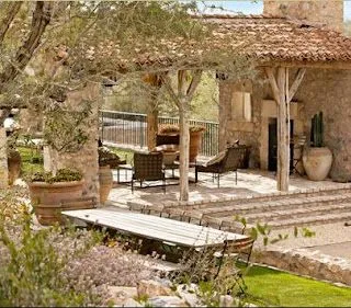 Terrazas de casas rusticas con arcos.