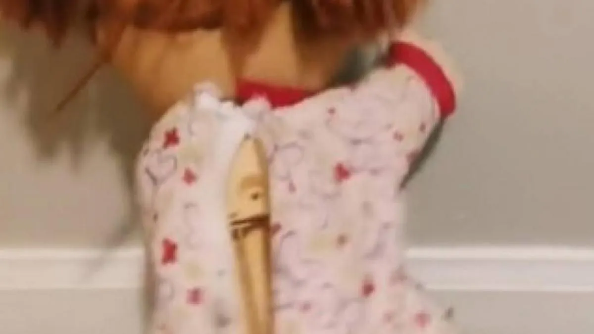 La terrorífica muñeca que se mueve sin pilas que está asustando a millones  de personas