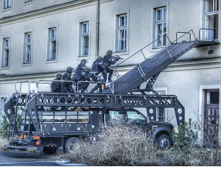 The Austrian Counter Terror Unit, Einsatzkommando (EKO) Cobra, use ... The Austrian Counter Terror Unit, Einsatzkommando (EKO) Cobra, use ...