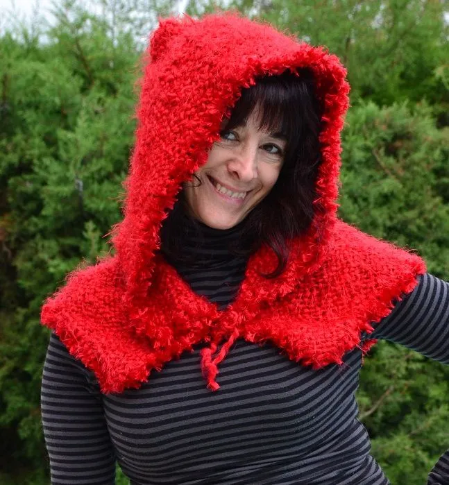 The Cozy Yarn Tejidos Urbanos: Atrevida capita roja con capucha en ... The Cozy Yarn Tejidos Urbanos: Atrevida capita roja con capucha en ...