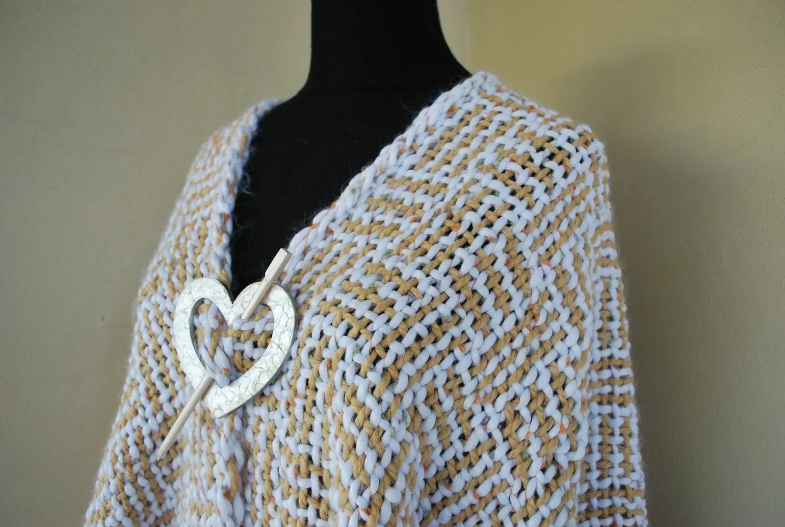 The Cozy Yarn Tejidos Urbanos: Ruana telar en blanco y marrón ... The Cozy Yarn Tejidos Urbanos: Ruana telar en blanco y marrón ...