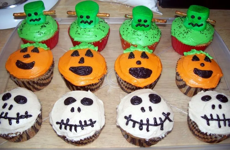 The Tiny Tyrant's Kitchen: Halloween Cupcakes The Tiny Tyrant's Kitchen: Halloween Cupcakes