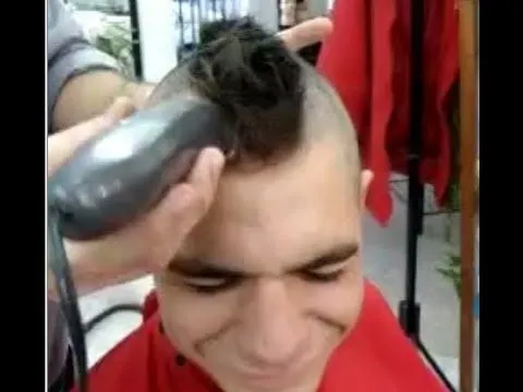 Three Haircuts in One Man - Tres cortes de Cabello en Uno - YouTube