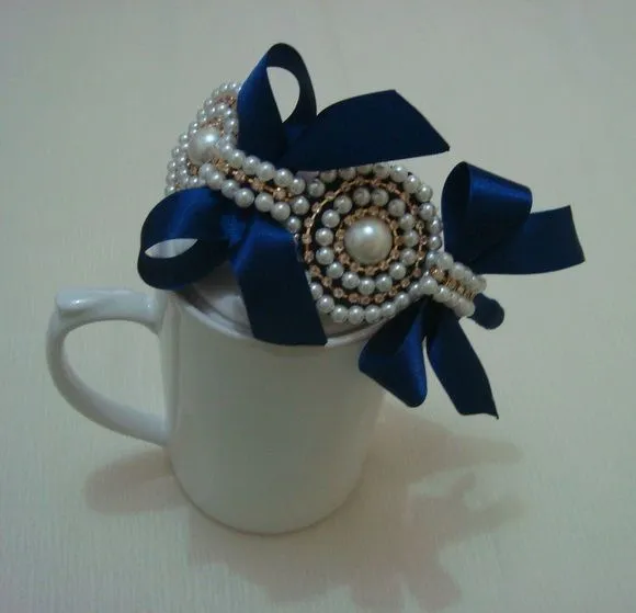 Tiara revestida em fita cetim azul marinho com casquetes em ... Tiara revestida em fita cetim azul marinho com casquetes em ...