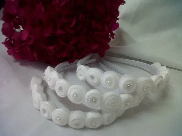 Tiaras+decoradas+com+mini+rosas+de+feltro+e+acabamento+com+pérolas ... Tiaras+decoradas+com+mini+rosas+de+feltro+e+acabamento+com+pérolas ...