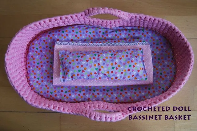 en tierra remota: Cesto moisés para muñecas en trapillo