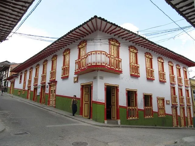 En cuanto a la tipología de las viviendas, éstas se identifican claramente con el tipo básico de patio central, el cual puede ser de uno o de dos pisos. En general son casonas de tapia pisada y bahareque, formando paralelepípedos con el vacío central para