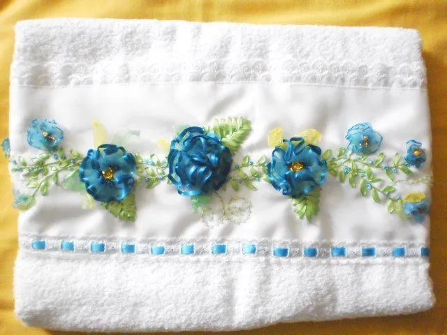 Toalla para manos, bordada con cintas | Toallas | Pinterest Toalla para manos, bordada con cintas | Toallas | Pinterest