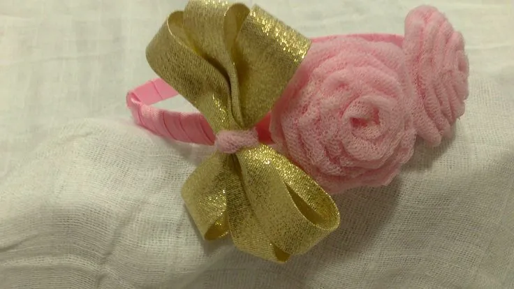 tocado con rosa de tul y lazo dorado | Adornos para el cabello ...