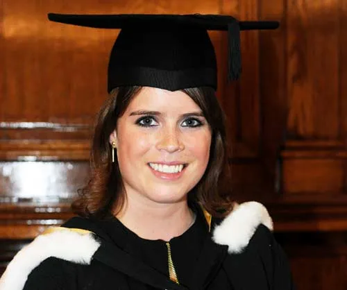 Con toga, birrete y diploma y mucha emoción, la princesa Eugenia ...