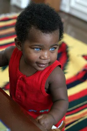 Bebe negro con ojos azules