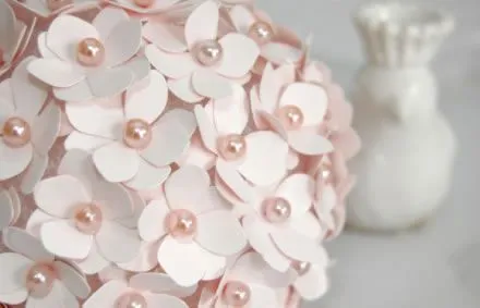 Topiario romántico con flores de papel - Guía de MANUALIDADES