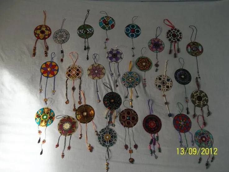 Con toque dorado | artesanias con cd | Pinterest