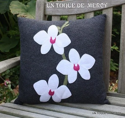 UN TOQUE DE MERCY: FIELTRO/ALMOHADAS Y COJINES