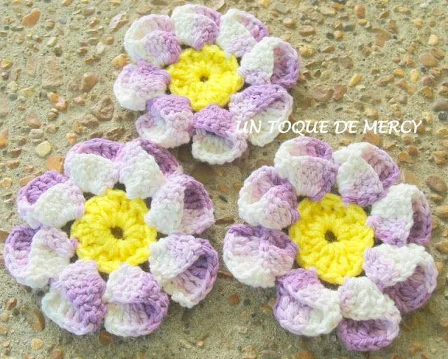 UN TOQUE DE MERCY: FLORES PARA ALFOMBRA DE CROCHET UN TOQUE DE MERCY: FLORES PARA ALFOMBRA DE CROCHET