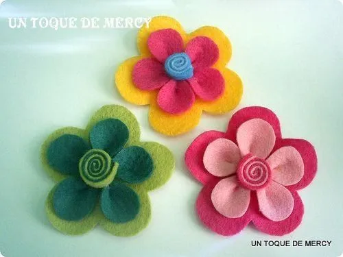 UN TOQUE DE MERCY: FLORES DE FIELTRO.. MOLDES [PATRONES] | lazos y ...
