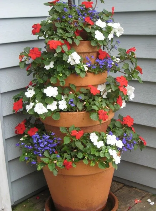 Cómo hacer una torre de macetas con flores