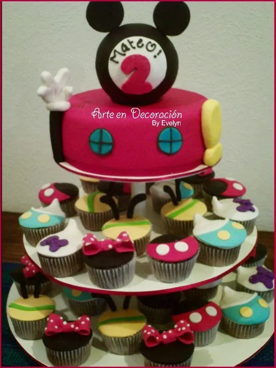 Torre de pastel y cupcakes Disney | ♥ Arte en Decoración ♥