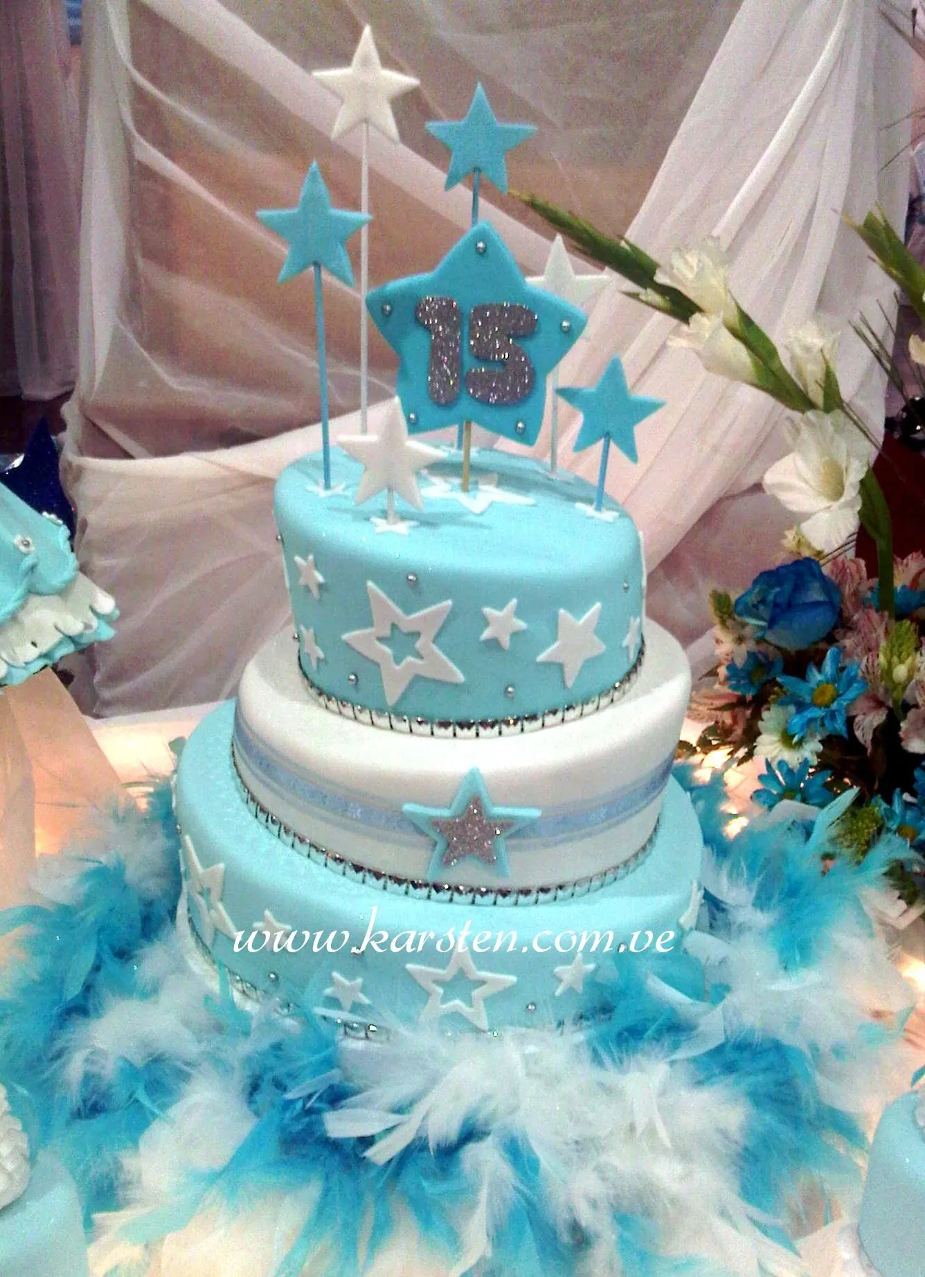 Torta de 15años inclinada en color Azul Cielo y Blanco decorada ...