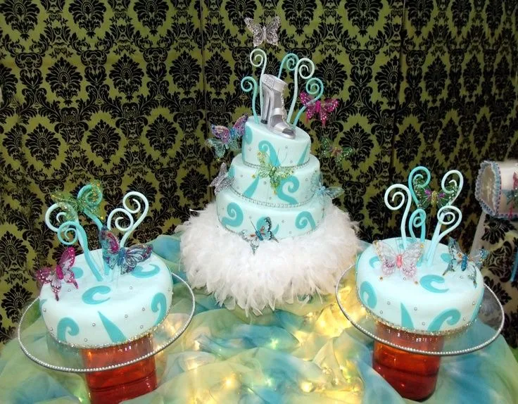 Torta de 15años inclinada en color azul turquesa con detalles ...