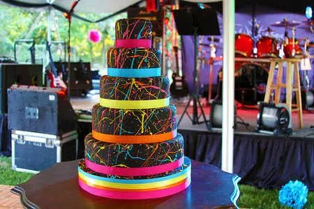 Torta, bocadillos y cotillón para fiesta de 15 fluor | Chica de 15 Torta, bocadillos y cotillón para fiesta de 15 fluor | Chica de 15