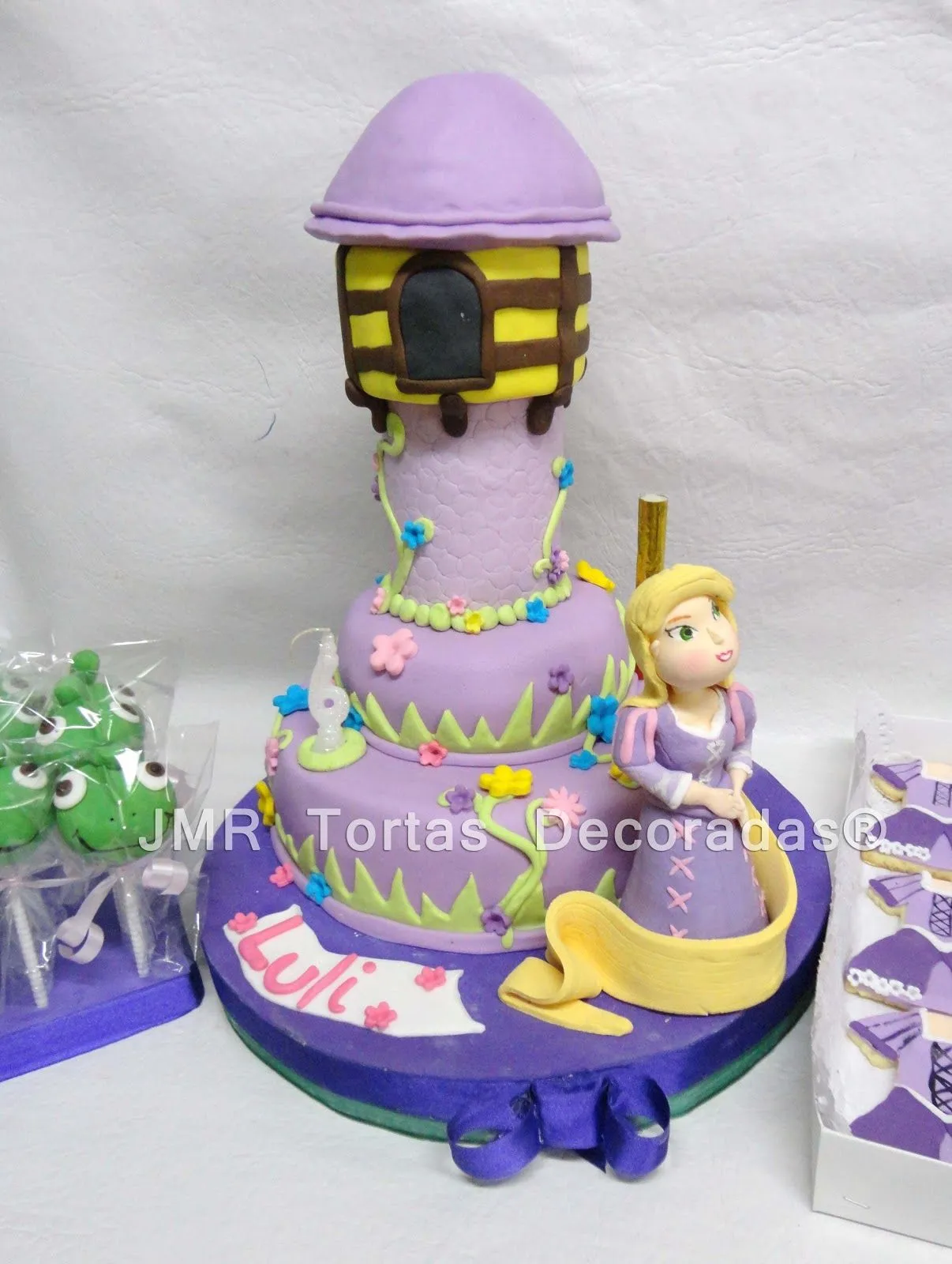 Torta, cake pops y cookies Rapunzel | JMR Tortas Decoradas Torta, cake pops y cookies Rapunzel | JMR Tortas Decoradas