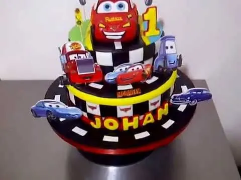 Torta de cars con Rayo Mcqueen en torta - YouTube Torta de cars con Rayo Mcqueen en torta - YouTube