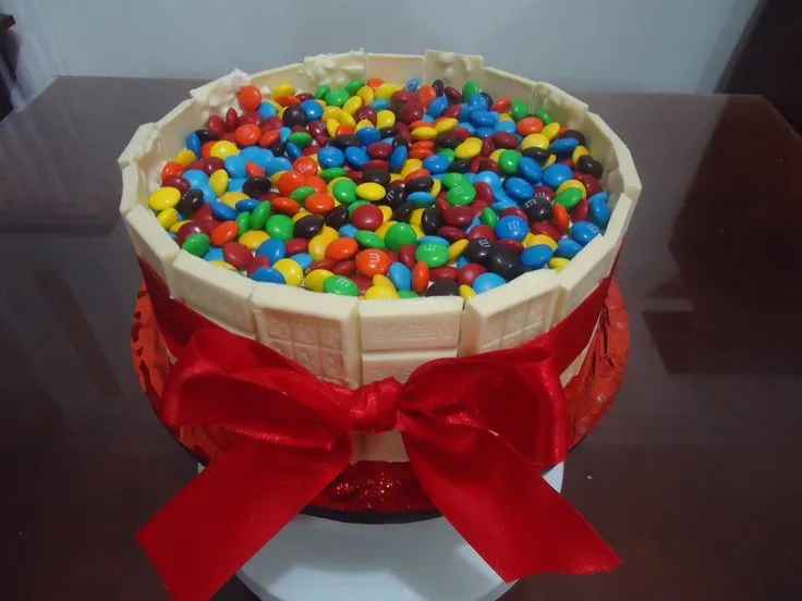 TORTA DE CHOCO-CHIPS, RECUBIERTA CON CHOCOLATE BLANCO, DECORADA ... TORTA DE CHOCO-CHIPS, RECUBIERTA CON CHOCOLATE BLANCO, DECORADA ...