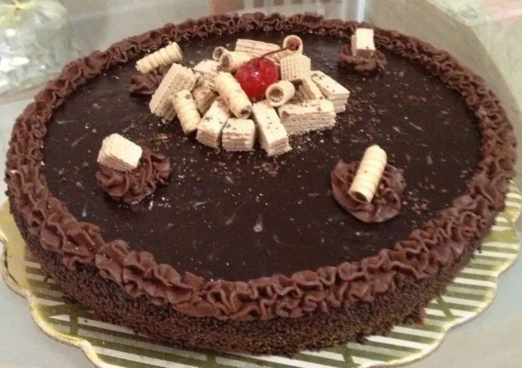 Torta de chocolate cubierta de chocolate decorada con pirulin ...