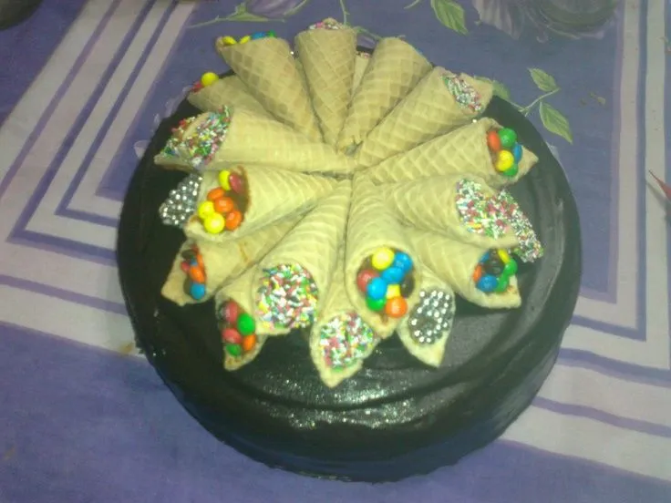 Torta de chocolate decorada con confites | tortas fantasía ... Torta de chocolate decorada con confites | tortas fantasía ...