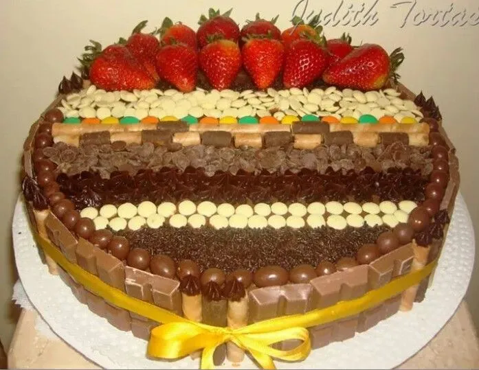 Torta de chocolate decorada con fresas y golosinas | tortas ...