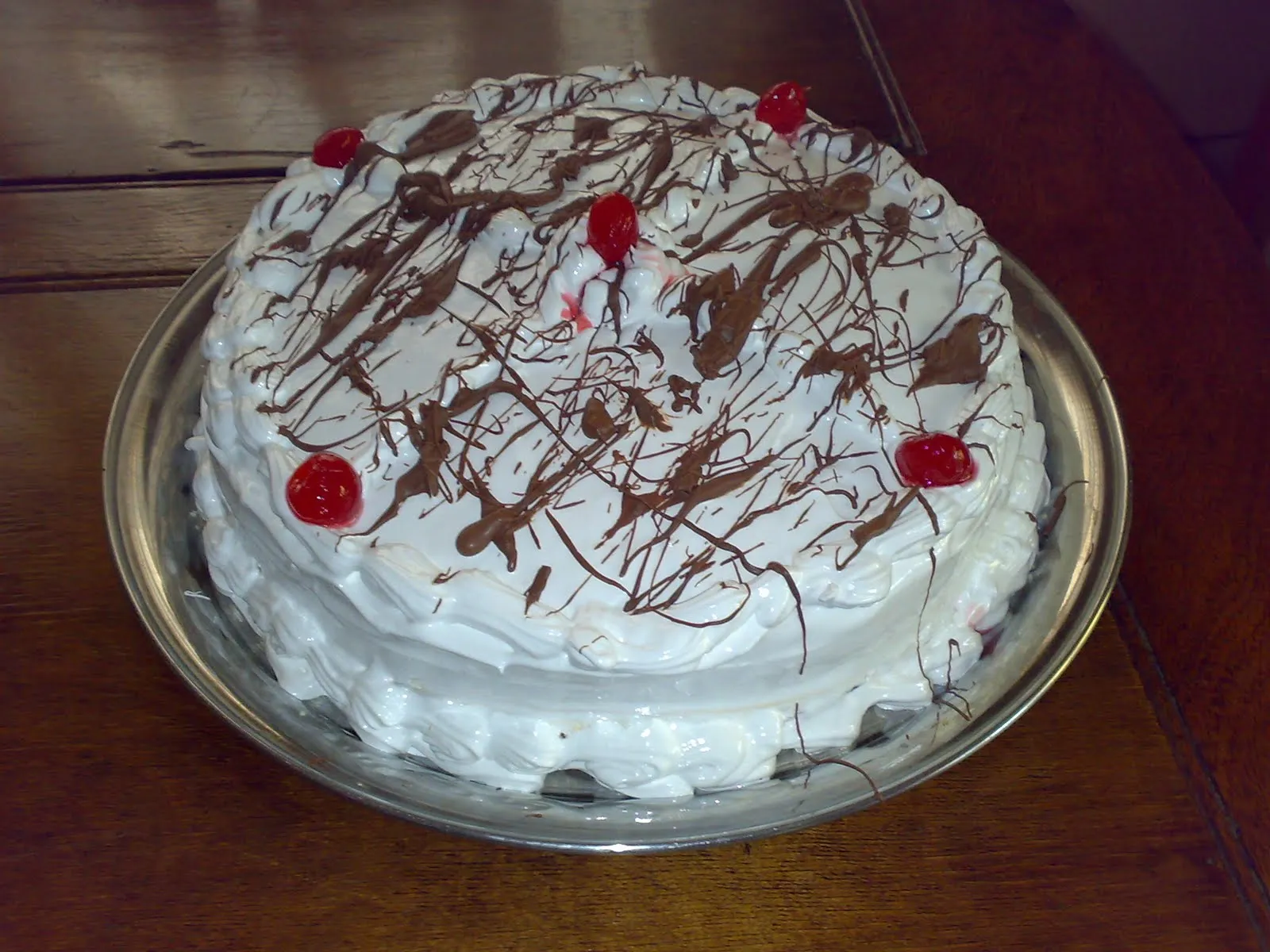TORTA DECORADA CON MERENGUE Y RELLENA CON CREMA Y/O DULCE DE LECHE TORTA DECORADA CON MERENGUE Y RELLENA CON CREMA Y/O DULCE DE LECHE