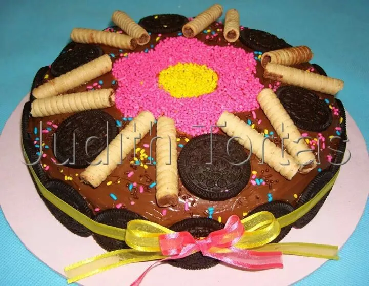 Torta decorada con pirulines, dandys y chocolate con leche ... Torta decorada con pirulines, dandys y chocolate con leche ...