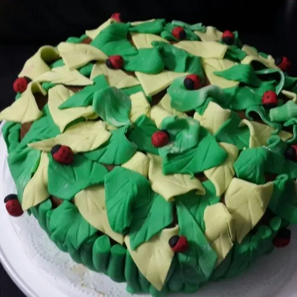 Torta de fondant, motivo la naturaleza, coquitos, hojas verdes ...