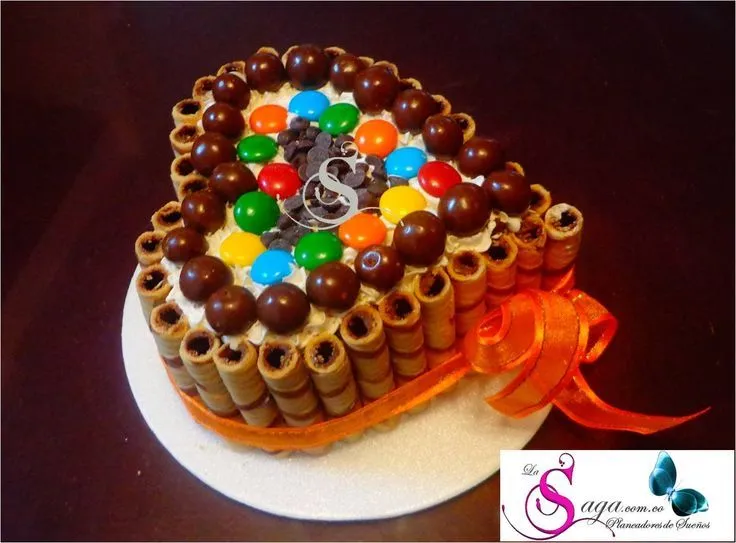 Torta en forma de Corazon decorada con barquillos, m&m, bolitas de ...