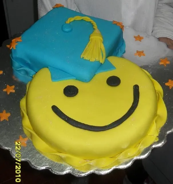 Torta de graduacion carita feliz // Happy face graduation cake ... Torta de graduacion carita feliz // Happy face graduation cake ...