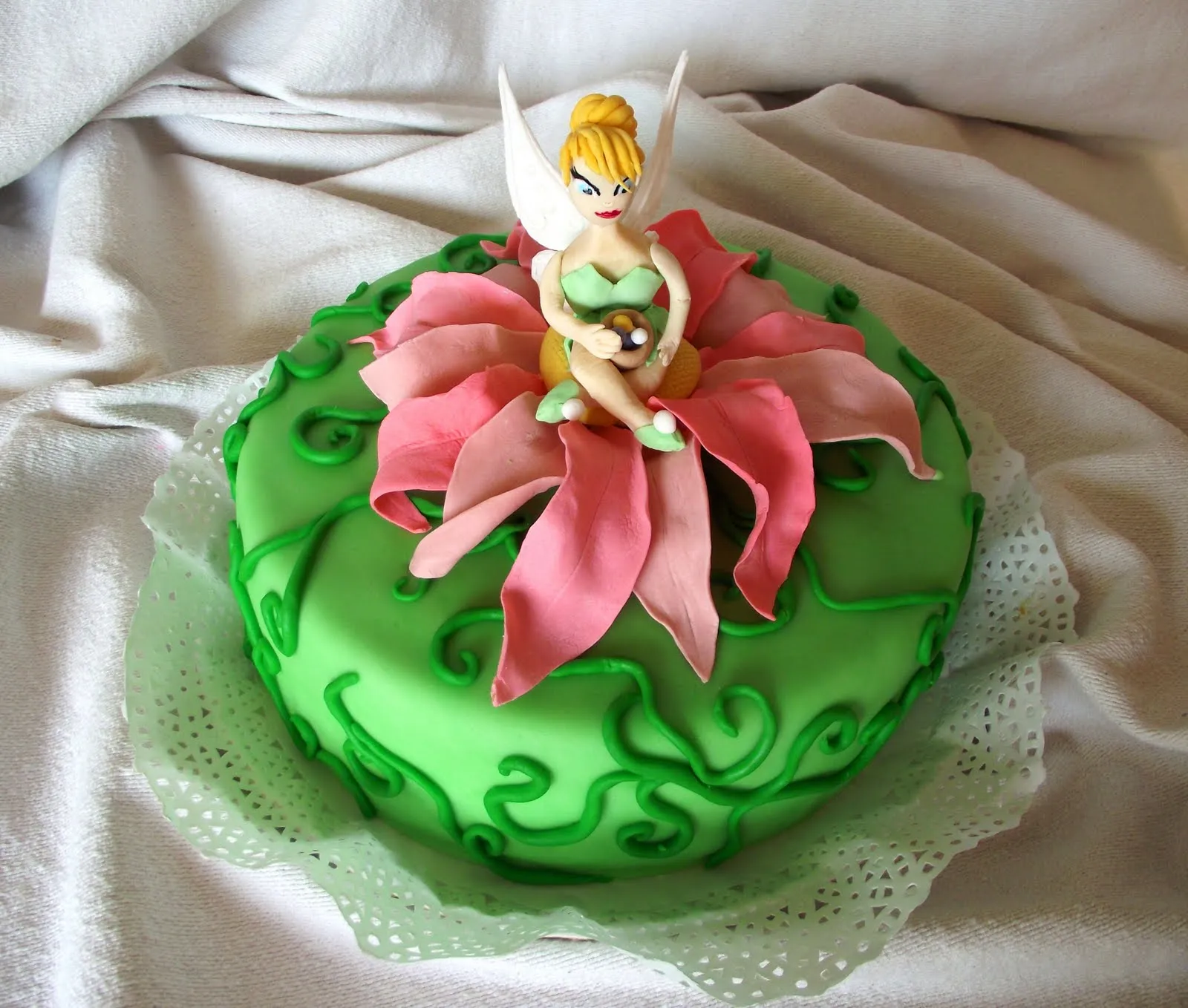 Torta infantil cubierta de masa dulce, ambientada en Torta infantil cubierta de masa dulce, ambientada en